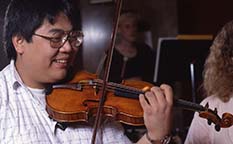 Lih-Chenh Chen playing violin